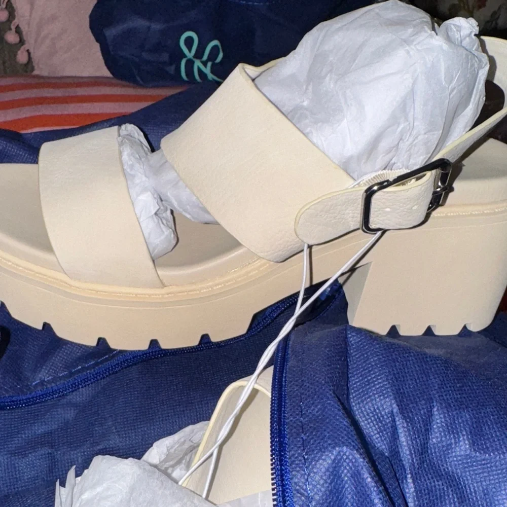 New Mía‎ Elegant Cream Platform Sandals